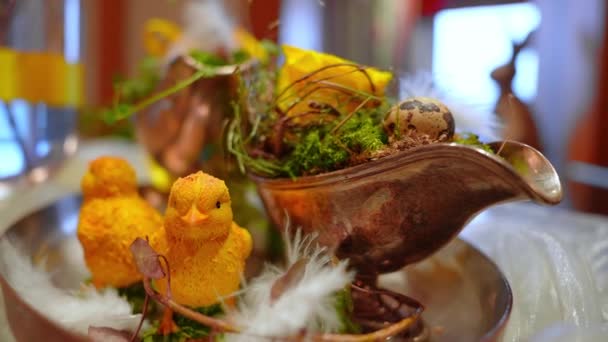 Zamknij Wideo Piękne Wielkanocne Gałęzie Wierzby Wiszące Wielkanocne Kolorowe Jaja — Wideo stockowe
