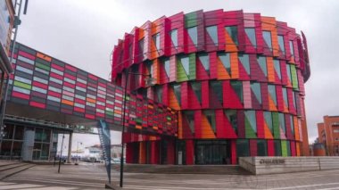 Chalmers Teknik Üniversitesi 'nin renkli modern mimarisinin zamanı, Göteborg, İsveç 