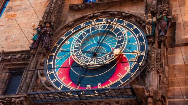 プラハ旧市街の天文時計 時計のタイムラプスシーンは時を経て動く — ストック動画