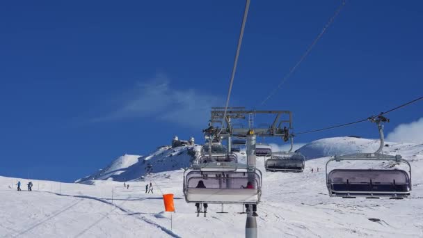 Zirve Manzaralı Kayak Koltuğu Kaldırma Yamaçlar Mavi Gökyüzü Parlak Güneşle — Stok video