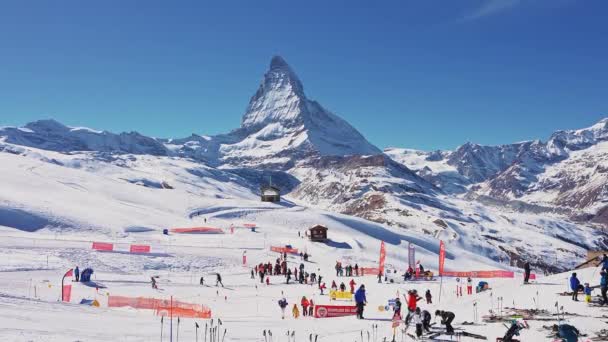 美丽的Zermatt滑雪度假胜地 可以看到地平线上的马特宏峰 美丽的瑞士阿尔卑斯山 人们在滑雪场上欣赏着神奇的马特宏峰悬崖和冰川的美景 — 图库视频影像