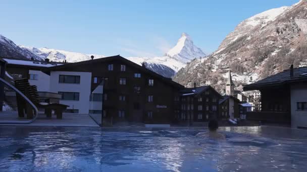 Jeune Homme Nageant Dans Une Piscine Débordement Zermatt Suisse Concept — Video
