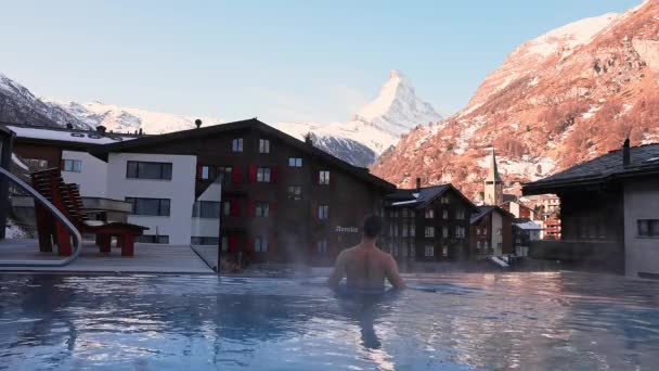 Młody Człowiek Pływa Basenie Zermatt Szwajcarii Koncepcja Luksusowych Wakacji Zimowych — Wideo stockowe