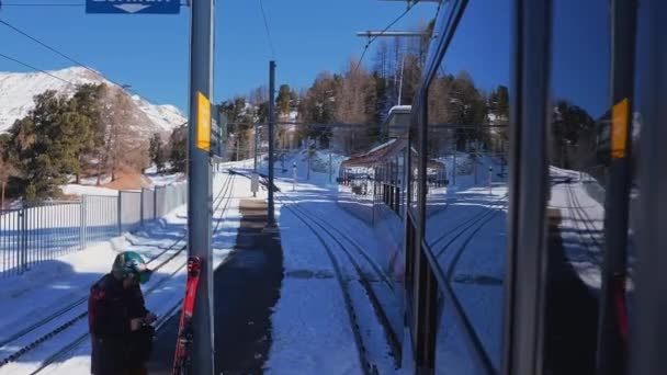 Jazda Kultowym Kołem Pociągowym Gornergrat Ośrodku Narciarskim Zermatt Alpach Szwajcarskich — Wideo stockowe