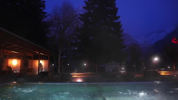 Wieczór Przy Basenie Nieskończoności Grindelwald Szwajcaria Koncepcja Luksusowych Wakacji Zimowych — Wideo stockowe