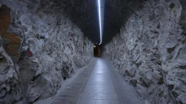 Avrupa 'nın Jungfraujoch Tepesi' nin içinde İsviçre Alpleri 'nin modern melodileri. Modern İsviçre mühendisliği, tren istasyonunun içinde taştan yapılmıştır..
