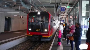 İsviçre Alplerindeki Jungfraujoch Top of Europe tren istasyonunda yürüyen insanlar. Avrupa 'nın en yüksek tren istasyonu, Jungfrau, İsviçre' deki kalabalık..