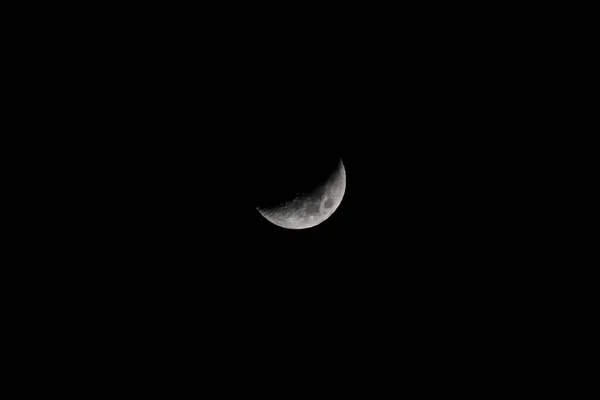 Vista Baixo Ângulo Lua Crescente Idílica Céu Escuro Claro Noite — Fotografia de Stock