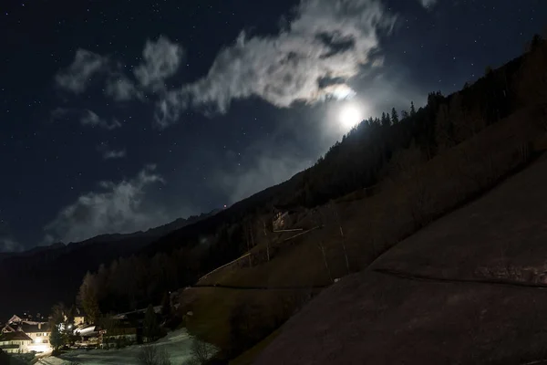 Scenic Uitzicht Sterren Gloeien Berg Landschap Nachts — Stockfoto