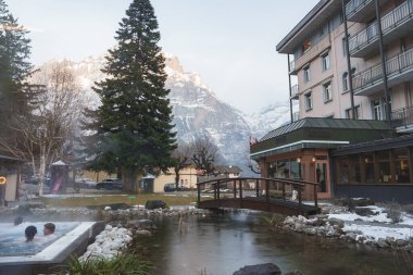 Lüks otelin dışında turistler tatil ve lüks seyahat konsepti sırasında jakuzide havuz kenarında eğleniyorlar.