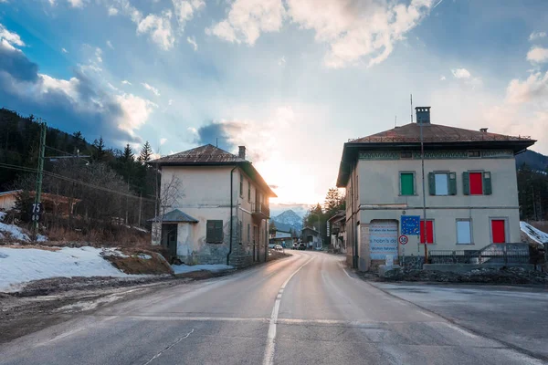 노을에 배경으로 주거용 건물을 통과하는 도로가눈에 않는다 이탈리아와 오스트리아 — 스톡 사진