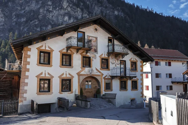 Buiten Huizen Met Majestueuze Bergen Achtergrond Zwitserse Alpen Wintervakantie Concept — Stockfoto
