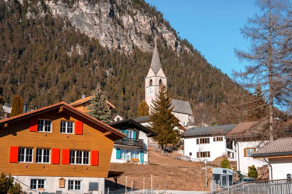 Prachtige Kerk Huizen Met Majestueuze Berg Achtergrond Zwitserse Alpen Wintervakantie — Stockfoto