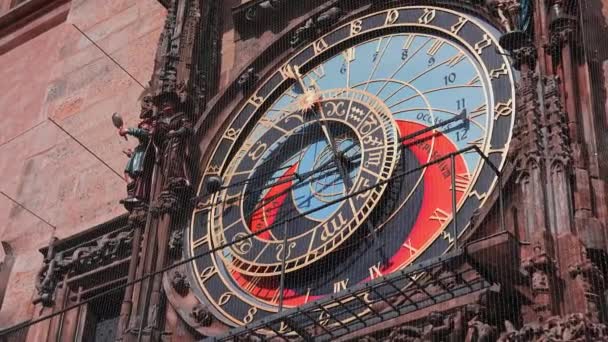 捷克布拉格老城广场的中世纪天文钟 — 图库视频影像