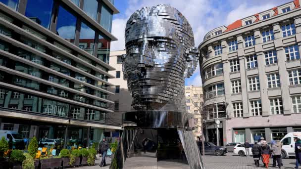 David Cerny在布拉格的Franz Kafka头像的头像雕塑美丽的现代艺术 — 图库视频影像