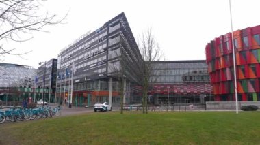 Chalmers Teknik Üniversitesi 'nin renkli modern mimarisi, Göteborg, İsveç 