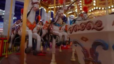 Eski Fransız atlıkarınca bir tatil parkta. Üç atlar ve bir geleneksel Fuar vintage atlıkarınca uçakta. Atlıkarınca at ile.