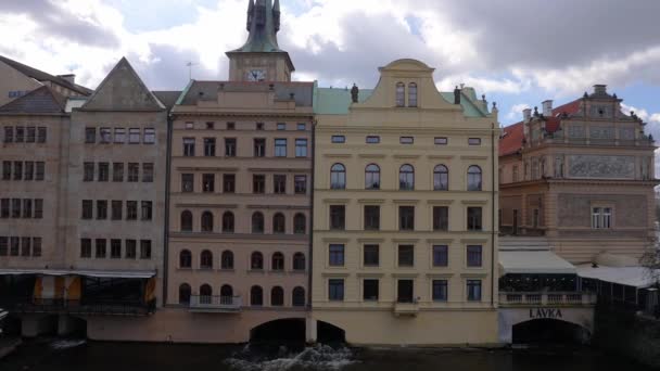 Mooie Huizen Rivier Vltava Praag Tsjechië — Stockvideo