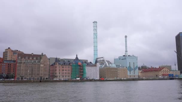 巨大な煙突を持つヨーテボリ発電所 スウェーデンのグリーンエネルギー 地球温暖化問題解決のためのエコ — ストック動画