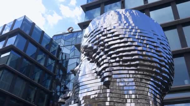David Cerny Prag Franz Kafka Nın Baş Heykelini Yaptı Güzel — Stok video