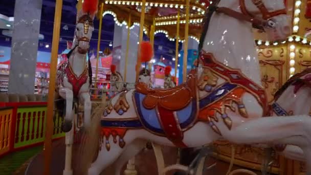 休日の公園で古いフランスのカルーセル つの馬と伝統的な見本市会場のビンテージ カルーセル上の航空機 馬とメリーゴーランド — ストック動画
