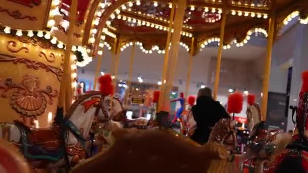 Oude Franse Carrousel Een Vakantiepark Drie Paarden Vliegtuig Een Traditionele — Stockvideo