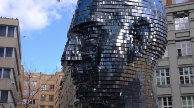 David Cerny, Prag 'da Franz Kafka' nın baş heykelini yaptı. Güzel modern sanat.