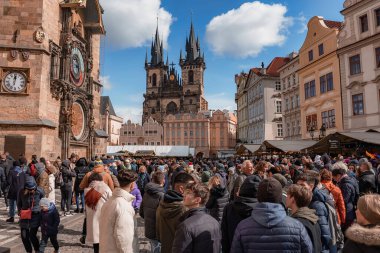 Prag 'ın eski şehir meydanı. Şehrin en önemli turistik yerlerinden biri. Meryem Ana 'nın gotik kilisesi, eşsiz mimari ve astronomik saat..