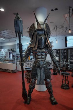 Wisconsin Dells 'de bir sergi olarak duran yırtıcı uzaylı kopyası heykeli.