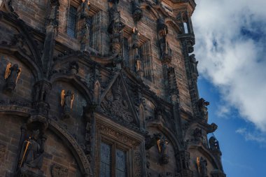 Prag 'daki Pudra Kapısı Kulesi. Prag Savaşı sırasında hasar gördükten sonra restore edilen 15. yüzyıldan kalma şehir kapısı..