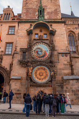 Prag, Çek Cumhuriyeti 'ndeki Eski Şehir Meydanı' ndaki ortaçağ astronomik saati.