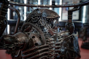 Eaglemoss 'un 1979 yapımı film için Hans Rudolf Giger tarafından tasarlanan siyah arkaplan koleksiyonları tarafından yapılan hafif tozlu yabancı heykeli.
