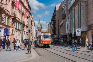 Klasik tramvay Prag 'ın merkezinden geçerek eski kasabanın yakınına gidiyor..