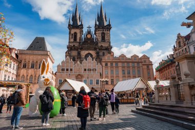 Prag 'ın eski şehir meydanı. Şehrin en önemli turistik yerlerinden biri. Ortasında Paskalya tavşanı var..