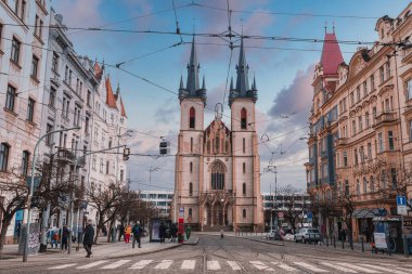 15 Mayıs 2014 'te Çek Cumhuriyeti' nde Holesovice 'de inşa edilen Padua Kilisesi' nin karşısındaki yaya geçidi. Prag 'a yılda 4,4 milyondan fazla ziyaretçi geliyor