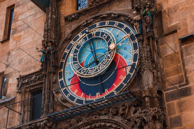 Prag, Çek Cumhuriyeti 'ndeki Eski Şehir Meydanı' ndaki ortaçağ astronomik saati.