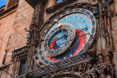 Prag, Çek Cumhuriyeti 'ndeki Eski Şehir Meydanı' ndaki ortaçağ astronomik saati.