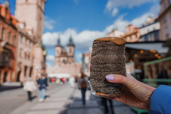 Çek Cumhuriyeti 'nde geleneksel Lezzetli Trdelnik, Arka planda Tyn Kilisesi