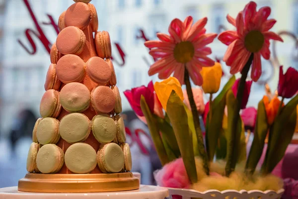 Decoração Casamento Com Cupcakes Coloridos Pastel Merengues Muffins Macarons Arranjo — Fotografia de Stock