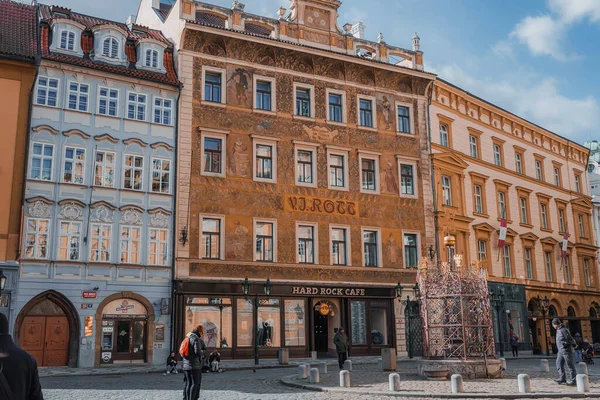 Город Прага Люди Прогуливаются Городу Праге Возле Двух Трамваев Работающих — стоковое фото
