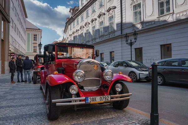 Κόκκινο Αυτοκίνητο Αντίκα Περιμένει Τους Τουρίστες Στο Δρόμο Στην Πράγα — Φωτογραφία Αρχείου
