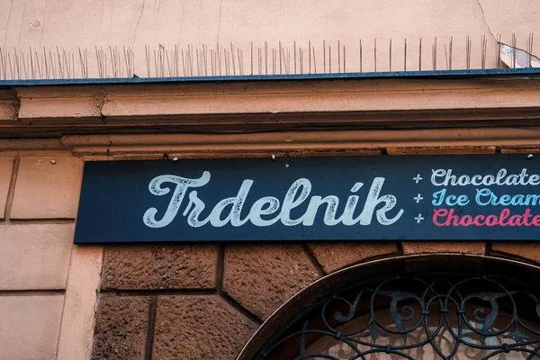 Trdelnik在布拉格Trdlo一家商店前签了字Trdelnik 或烟囱蛋糕 据说是布拉格的传统美食 — 图库照片