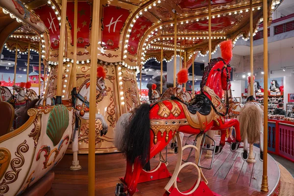 休日の公園で古いフランスのカルーセル つの馬と伝統的な見本市会場のビンテージ カルーセル上の航空機 馬とメリーゴーランド — ストック写真