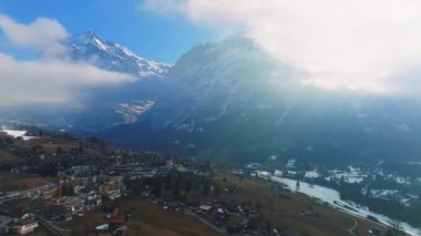 İsviçre 'nin Grindelwald, İsviçre köyü manzarası İsviçre Alpleri yakınlarındaki panorama manzarası, yeşil tarlalarda ahşap kiremitler ve arka planda yüksek zirveler, Bernese Oberland, Avrupa.