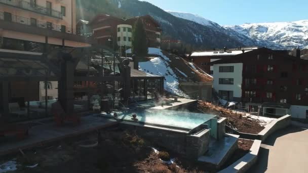 Zermatt Matterhorn Zirvesi Manzaralı Açık Hava Sonsuzluk Havuzu Lüks Otel — Stok video