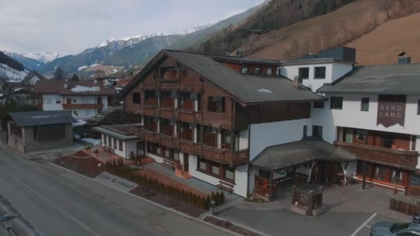 Typisch Houten Alpenhuis Versierd Met Bloemen Midden Het Dorp Een — Stockvideo
