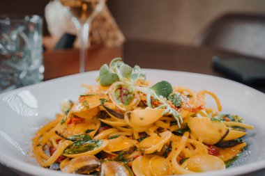 Beyaz kasede domates soslu Fettuccine Bolonez. Düz yatıyordu. Sarımsaklı, zeytinli, kaparili makarna.