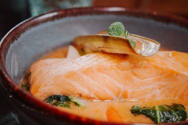 Patates, sebze ve baharatlı soslu kızarmış somon bifteği. Vejetaryen yemeği..