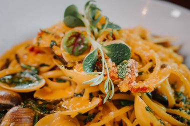 Beyaz kasede domates soslu Fettuccine Bolonez. Düz yatıyordu. Sarımsaklı, zeytinli, kaparili makarna.