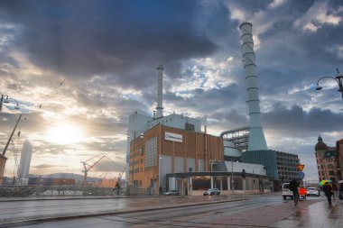 Büyük bacaları olan Göteborg enerji santrali. İsveç 'te yeşil enerji. Küresel ısınma sorunlarının çözümü ile eko.